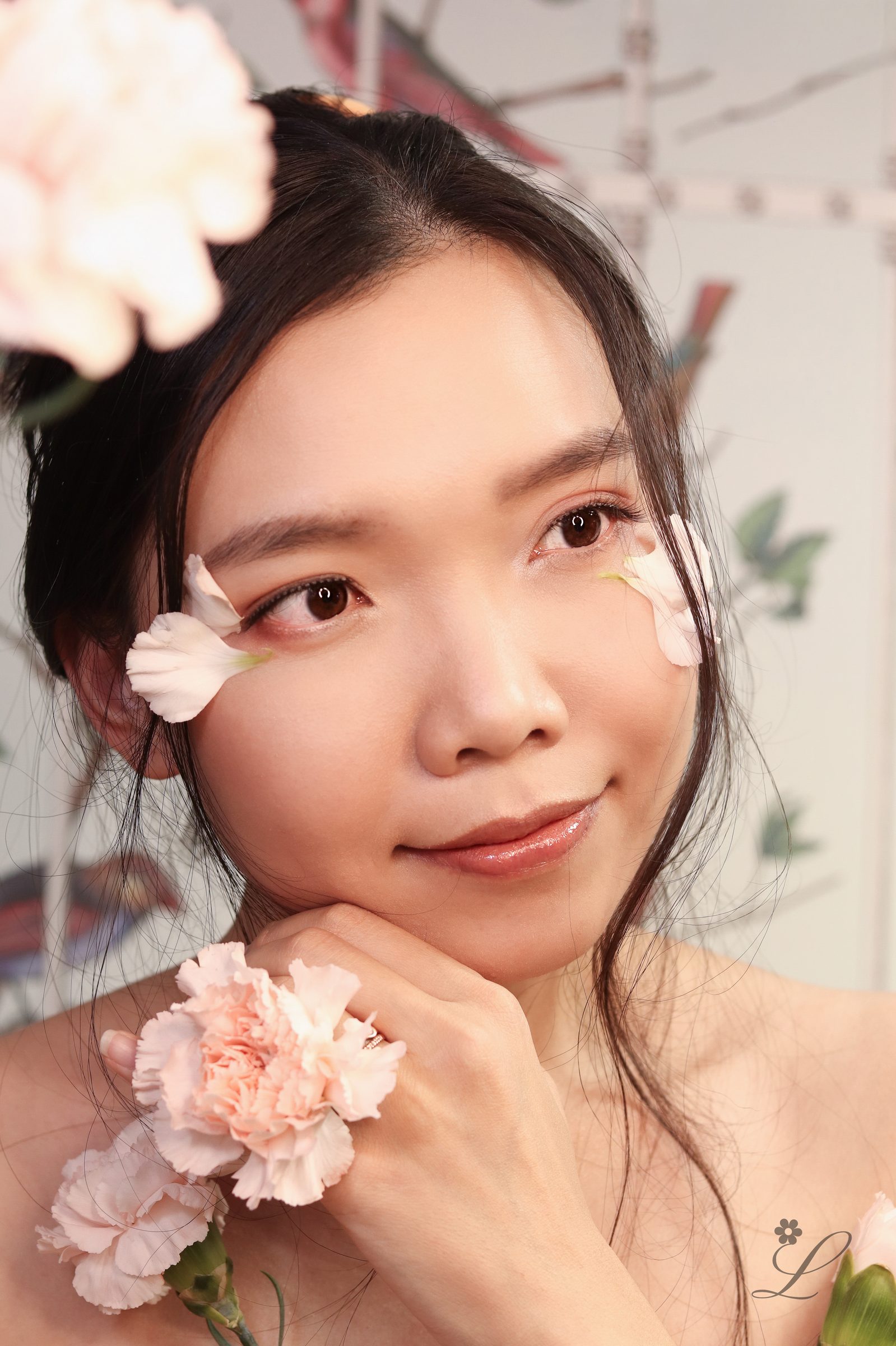 Women & Flowers — Carnations